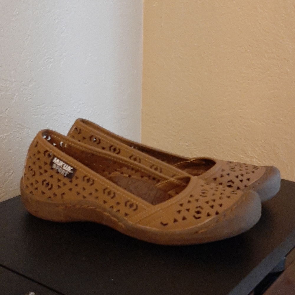 Muk Luk Sport ladies tan slip on shoes Size 6